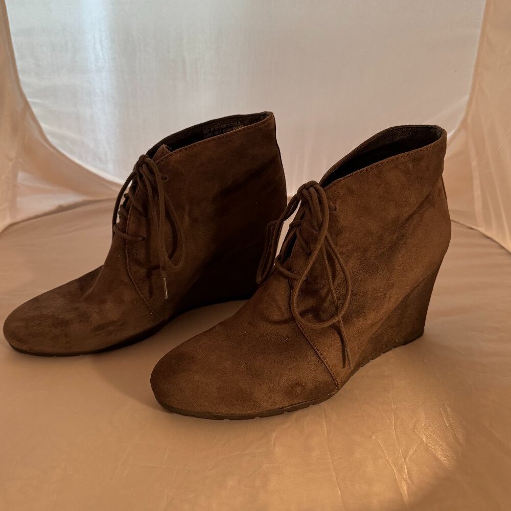 Clarks Suede Lace-up Ankle Boots with a Wedge Heel - Size 8 Medium - Picture 3 of 5